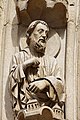 Vue d'une statue ornant le portail de la Vierge sur la façade ouest de la cathédrale Notre-Dame de Paris.