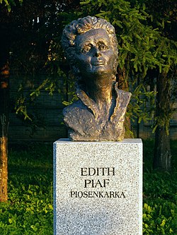 Un busto d'Édith Piaf en Kielce (Polonia).