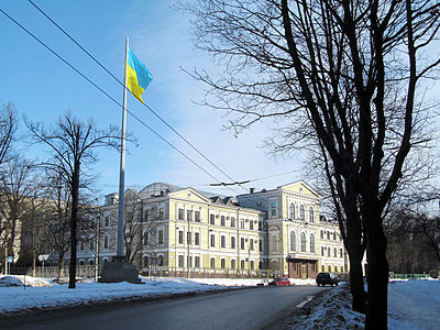 Державний прапор України. Позаду Апеляційний господарський суд
