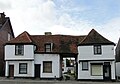 Casa emoldurada em madeira do século XVI com cartuxo central a oeste da igreja em Prittlewell