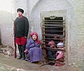 Cinq prisonniers dans leur prison-cave (Zindane). Émirat de Boukhara.