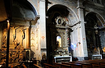 Chapelles latérales de gauche avec le groupe sculpté de la Passion et le retable de Saint-Nicolas-de-Tolentino