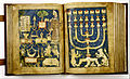 Sumo sacerdote de Israel con los implementos del Templo de Jerusalén, entre los que destaca la Menorá. Pentateuco de Ratisbona, Baviera, 1300. Museo de Israel, Jerusalén.