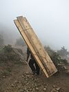 Ein Sherpa beim Holztransport in den Bergen