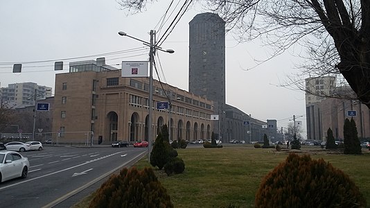 Здание расположено по соседству с Ереванским комбинатом «Арарат» и напротив Мэрии города.
