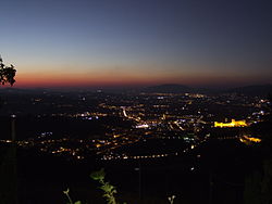 Vista noturna da Igreja de San Giuliano Vale Úmbria