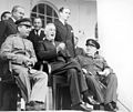 Staljin, Franklin D. Roosevelt i Winston Churchill na Teheranskoj konferenciji 1943.; Molotov i Anthony Eden stoje u pozadini.