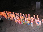 מנורות שהוכנו בידי ילדים, לקראת הציפה בהירושימה. בולטים בהם סמלי שלום ואחווה.