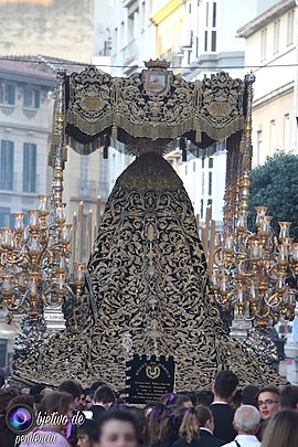 La fastuosa trasera de la Virgen de los Dolores mientras avanza por calle Atarazanas en la Magna de Coronadas de 2018.