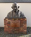 Bronzebüste von Mahatma Gandhi (Frontansicht), Flanderstraße 2