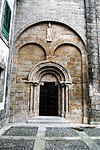 Porta norte da Catedral, a máis antiga, de estilo románico.