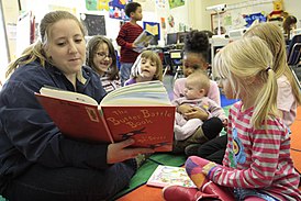 Анжела Кризон, читатель для родителей, читает книгу Доктора Сьюза «Хроника бутербродной войны» ученикам начальной школы Мэтью С. Перри