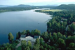 Rådasjön med Uddeholms herrgård i förgrunden.