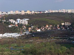 Hodkovičky v pohledu od kostela sv. Jana Nepomuckého v Chuchelském háji. V pozadí sídliště Novodvorská a Lhotka