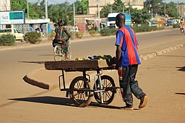 Vendeur à la sauvette à Ouagadougou3.jpg