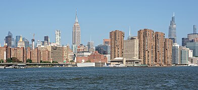 Devant l'Empire State Building et le One Vanderbilt (à droite) de Manhattan et de la skyline de New York