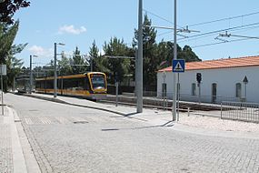 Antigas instalações da estação de Vilar do Pinheiro, junto à nova estação do Metro do Porto.