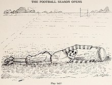 Karikatura ukazující postavu s kosterní hlavou drží fotbal ve vzpřímené poloze s nataženýma rukama vleže na fotbalovém hřišti