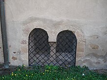 Zweiteiliges Fenster (frühromanisch) und Fensterpaar mit gotischen Spitzbogen