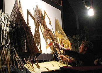הופעה של וויאנג קוליט, בביצועו של הדלאלנג (מפעיל בובות) האינדונזי המפורסם Ki Manteb Sudharsono, הופעה כזו נמשכת בדרך-כלל לאורך כל הלילה