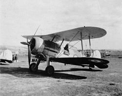 Gloster Sea Gladiator Mk.I sériového čísla N5520, pojmenovaný „Faith“ („Víra“), na maltském letišti, září 1940. N5520 je jediným dodnes zachovaným Gladiatorem Hal Far Fighter Flight, a v roce 1943 byl darován lidu Malty.