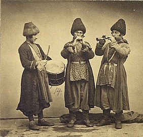 Թիֆլիսի հայ երաժիշտներ, ձախ կողմինը նվագում է դհոլով, լուս․՝ մինչև 1900 թվականը
