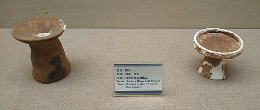 陶豆，出土自祥云红土坡遗址，藏于大理州博物馆
