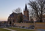 Graven langs de kerkhofmuur