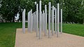 Memorial no parque Hyde, em Londres. Cada uma das 52 pilastras está inscrita com o nome de uma das vítimas fatais do atentado de 7 de julho de 2005.