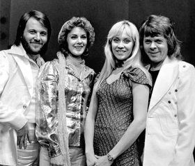 ABBA in 1974 (from left) بنی اندرسون, Anni-Frid Lyngstad (Frida), اقنتا فلتسکوق, and بیورن اولویس