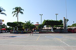 Баскетбольная площадка и киоск в центре города