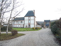 Vue d'une ancienne abbaye reconvertie en centre équestre