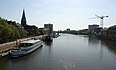 Blick von der Teerhofbrücke auf die Wilhelm-Kaisen-Brücke. Links: Schlachte und Martini-Kirche. Rechts: Teerhof. Hintergrund: Stadtwerder mit dem alten Wasserwerk (Umgedrehte Kommode)