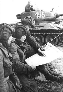 Soldiers in an East German tank unit reading about the erection of the Berlin Wall in 1961 in Neues Deutschland Bundesarchiv Bild 183-85461-0005, Berlin, Mauerbau, NVA-Panzersoldaten.jpg
