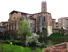 El Arieze a los pies de la catedral