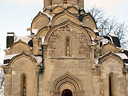 Spassky cathedral of the Andronikov Monastery shows the combination of kokoshniks above and zakomaras below.