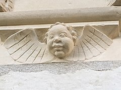 Un ange joufflu sculpté sur un recoin du château de Chambord.