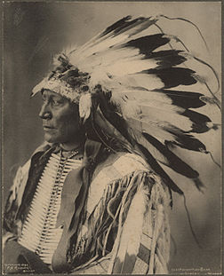 Hollow Horn Bear, sioux. Photographié par Frank Rinehart en 1898.