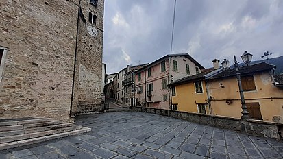 U caruggiu de Via Mazzini, intu burgu de Mendaiga, da Ciassa Rumma