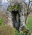 Lourdes-Grotte mit Sandsteinfigur an der Hofzufahrt der Familie Edeler