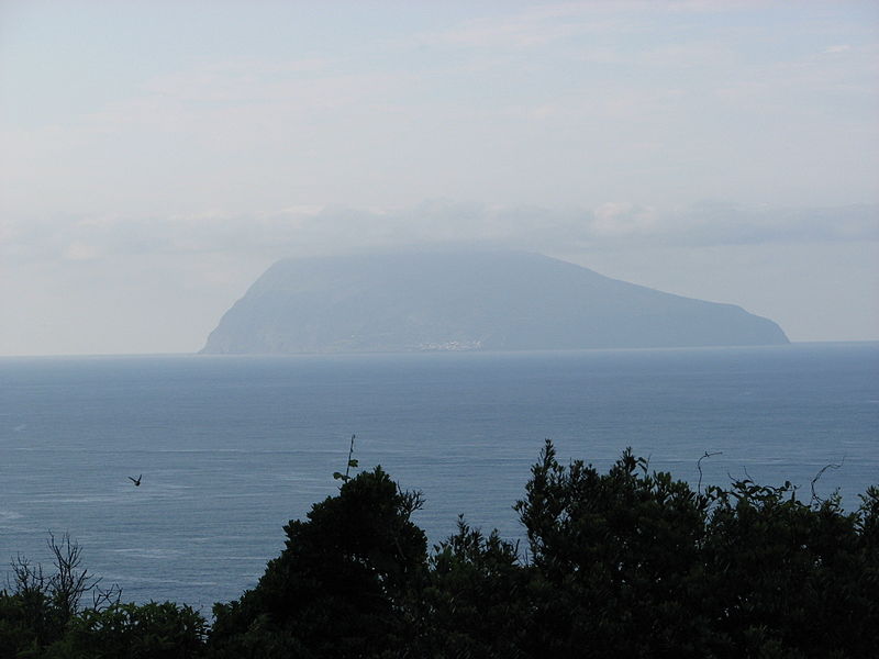 Imagem:Corvo island seen from Flores Azores.JPG