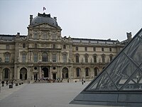 Het Pavillon de l'Horloge op het Cour Napoléon (met fragment van de piramide) van het Louvre