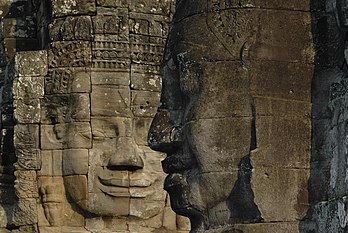 Visages souriants du Bayon, temple central de l'ancienne ville d'Angkor Thom, capitale des souverains khmers au début du XIIIe siècle. (définition réelle 3 872 × 2 592)