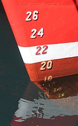 Носовая шкала марок углубления, показывающая текущую осадку корабля