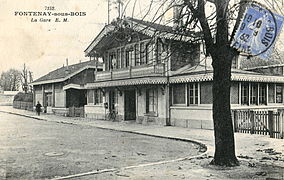 La gare de Fontenay-sous-Bois est desservie par la ligne de la Bastille dès 1859. Cette ligne est l'ancêtre de la ligne A du RER d'Île-de-France.