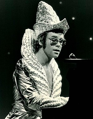 English: Publicity photo of Elton John from th...