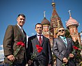 Tripulação participa de tradicional cerimônia na Praça Vermelha, em Moscou, antes do voo.