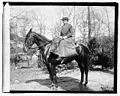 Amerikanske Florence Harriman til hest i ridedrakt i 1920.