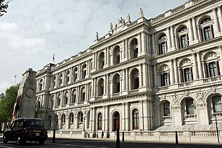 Facciata su Whitehall del Foreign Office e Home Office Buildings (1873) George Gilbert Scott, una stravagante dimostrazione del potere imperiale britannico.