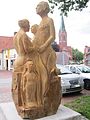 Sandsteinskulptur „Drei Generationen“ am Eingang zum Mehrgenerationenpark in Goldenstedt